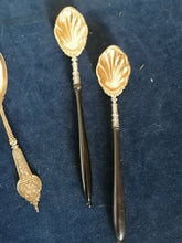 Charger l&#39;image dans la galerie, Paire de cuillère à servir en argent massif doré  austro hongrois XIXème, manche en bois noirci. 
