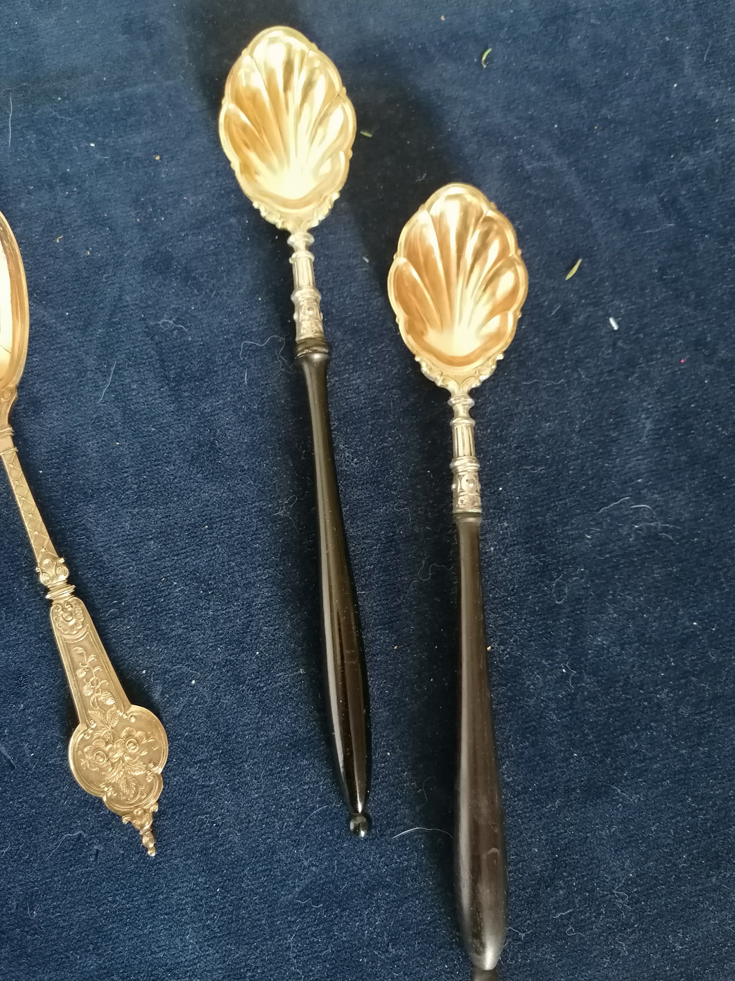 Paire de cuillère à servir en argent massif doré  austro hongrois XIXème, manche en bois noirci. 