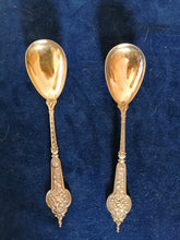 Charger l&#39;image dans la galerie, Paire de cuillère à servir en argent massif vermeil Allemand début XXème. Modèle renaissance. 
