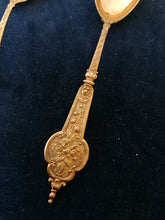Charger l&#39;image dans la galerie, Paire de cuillère à servir en argent massif vermeil Allemand début XXème. Modèle renaissance. 
