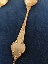 Charger l&#39;image dans la galerie, Paire de cuillère à servir en argent massif vermeil Allemand début XXème. Modèle renaissance. 
