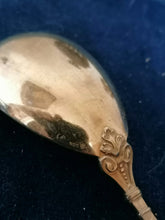 Charger l&#39;image dans la galerie, Paire de cuillère à servir en argent massif vermeil Allemand début XXème. Modèle renaissance. 
