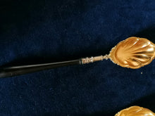 Charger l&#39;image dans la galerie, Paire de cuillère à servir en argent massif doré  austro hongrois XIXème, manche en bois noirci. 
