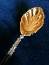 Charger l&#39;image dans la galerie, Paire de cuillère à servir en argent massif doré  austro hongrois XIXème, manche en bois noirci. 
