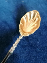 Charger l&#39;image dans la galerie, Paire de cuillère à servir en argent massif doré  austro hongrois XIXème, manche en bois noirci. 
