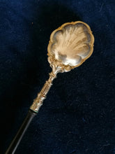 Charger l&#39;image dans la galerie, Paire de cuillère à servir en argent massif doré  austro hongrois XIXème, manche en bois noirci. 
