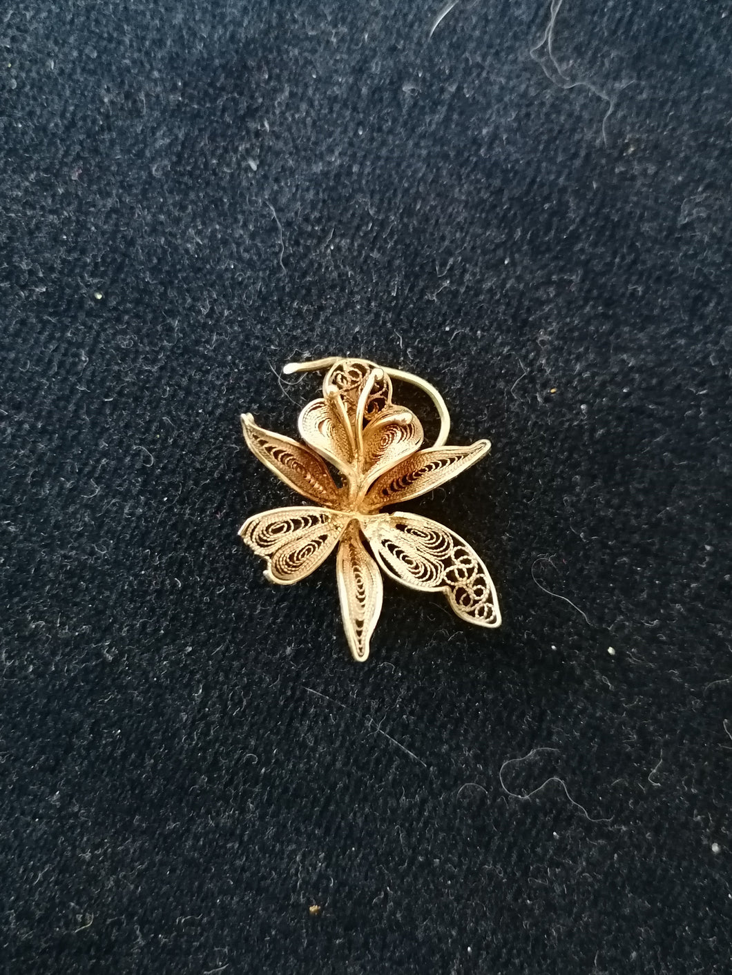 Pendentif fleurs en filigrane d'argent. 