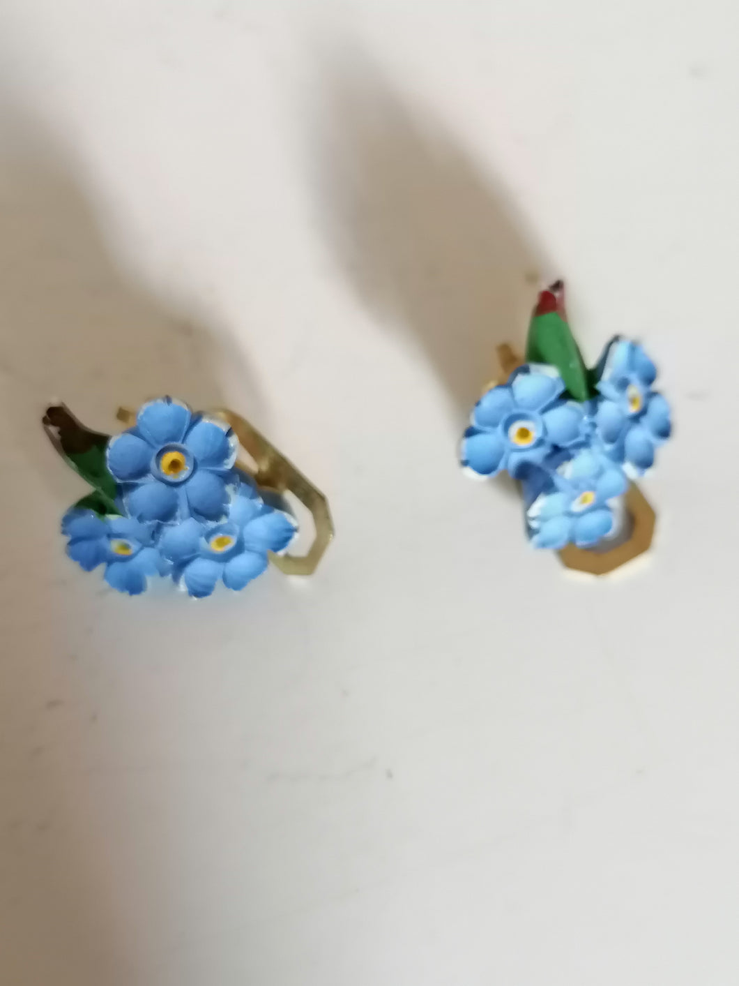 Paire de clip d'oreille en os sculpté et peint