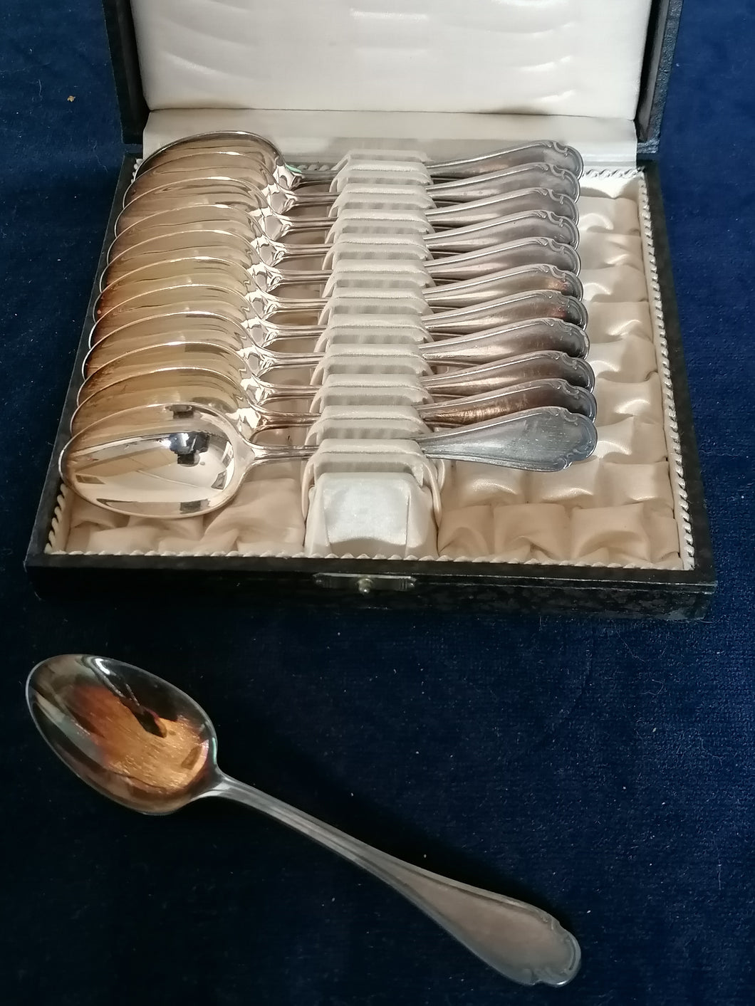 Christofle coffret de 12 cuillères à thé ou dessert  argenté. 
