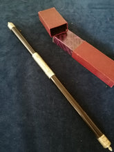 Charger l&#39;image dans la galerie, Object curieux, je ne sais ce que c&#39;est.. Avec son écrin, manche en bois et métal argenté. 
