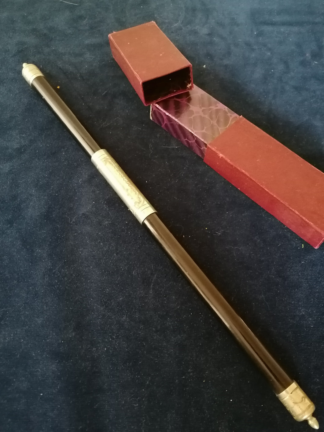 Object curieux, je ne sais ce que c'est.. Avec son écrin, manche en bois et métal argenté. 