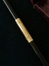 Charger l&#39;image dans la galerie, Object curieux, je ne sais ce que c&#39;est.. Avec son écrin, manche en bois et métal argenté. 
