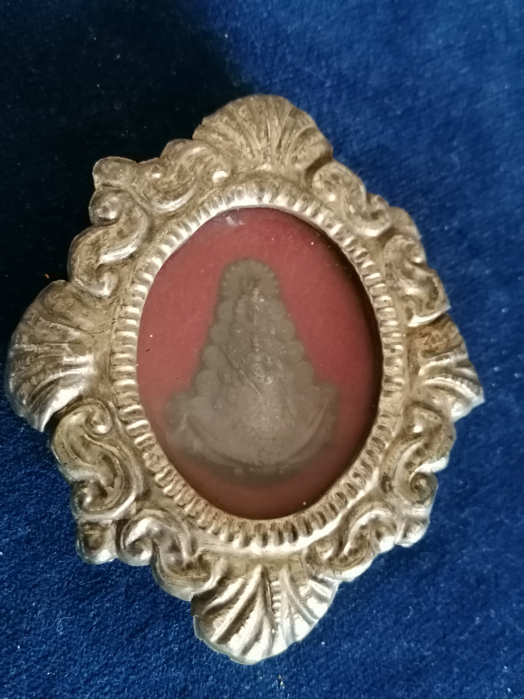 Médaille Sainte Vierge noir sous verre, avec cadre argenté 