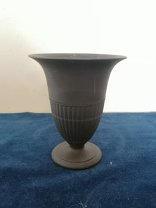 Vase Wedgwood noir en parfait état. 