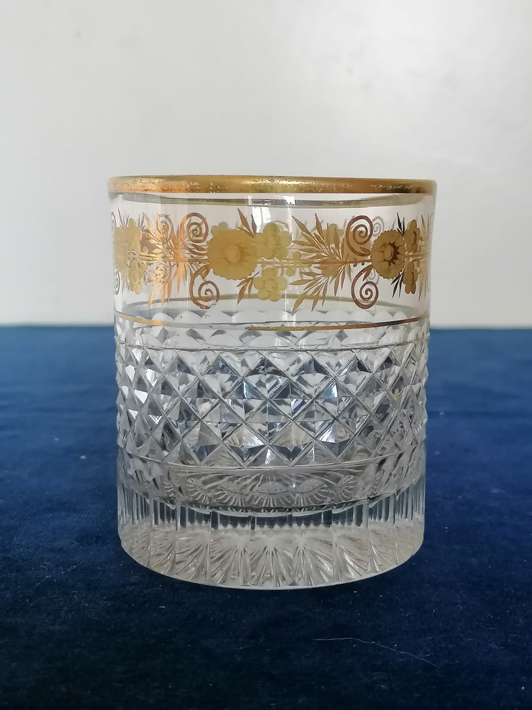 Verre à whisky en cristal taillé et peinture à la main or fin. Parfait état un bijoux. 