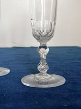 Charger l&#39;image dans la galerie, Paire de flûtes à Champagne cristal taillé XIXème

Avec couronne comtale
