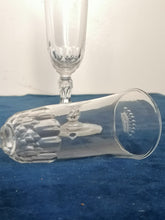 Charger l&#39;image dans la galerie, Paire de flûtes à Champagne cristal taillé XIXème

Avec couronne comtale
