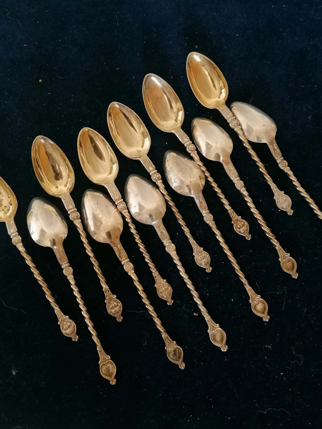 Série de 12 cuillères à café hollandaise, argenté,.