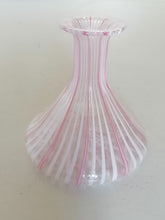 Charger l&#39;image dans la galerie, Petit vase en verre soufflé de murano rose et blanc. XXème 

