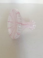 Charger l&#39;image dans la galerie, Petit vase en verre soufflé de murano rose et blanc. XXème 
