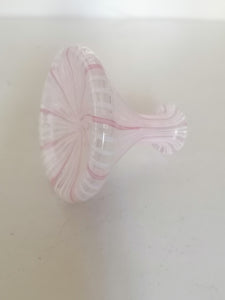 Petit vase en verre soufflé de murano rose et blanc. XXème 