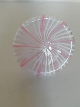 Charger l&#39;image dans la galerie, Petit vase en verre soufflé de murano rose et blanc. XXème 
