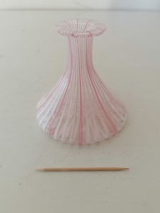 Petit vase en verre soufflé de murano rose et blanc. XXème 