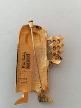 Charger l&#39;image dans la galerie, Pierre cardin broche doré fantaisie   moderniste.
