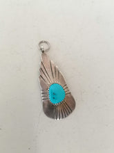 Charger l&#39;image dans la galerie, Pendentif argent et turqoise probablement amérindiens
