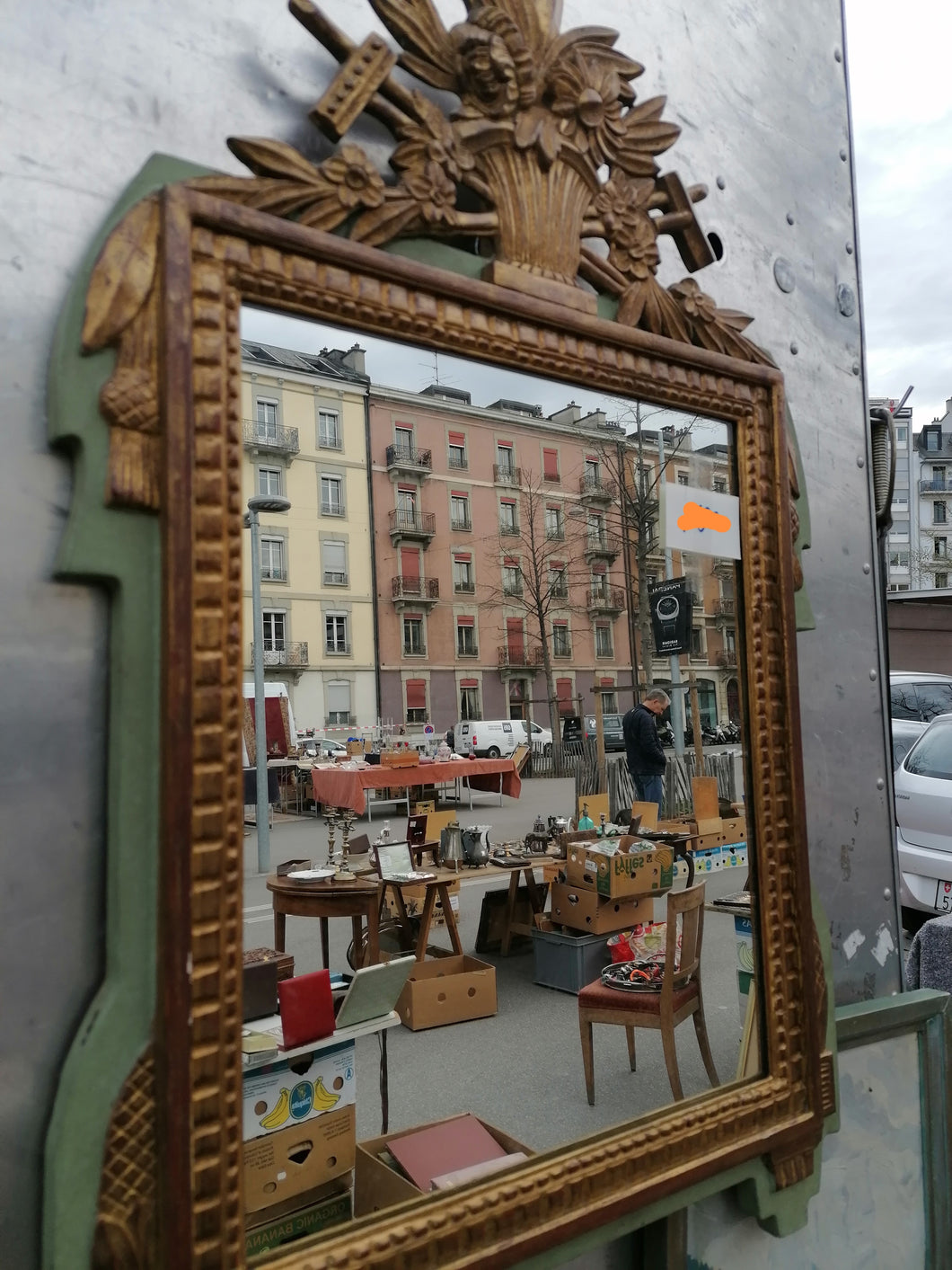 Miroir style Louis XVI bois sculpté et doré en parfait état