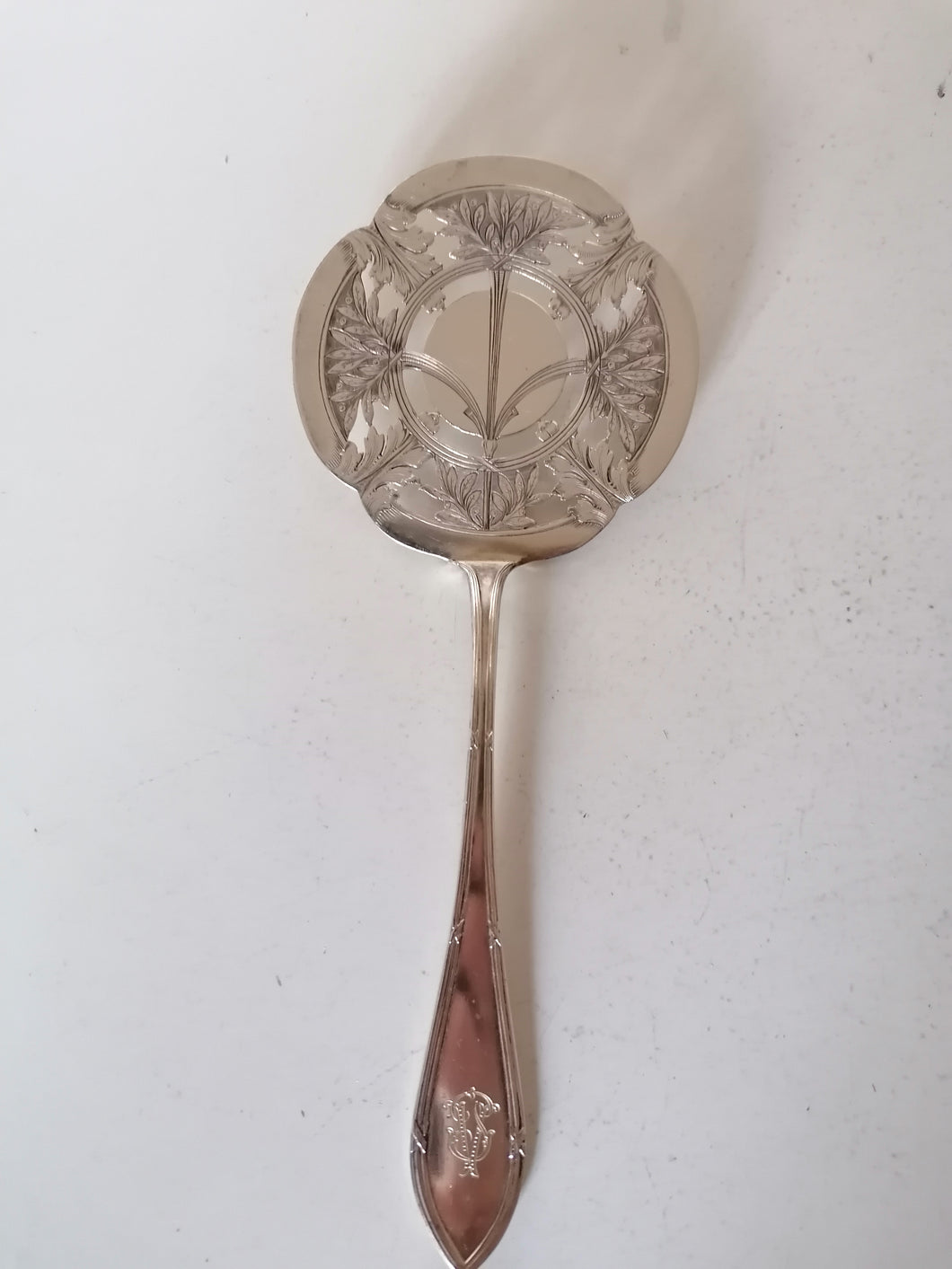 Ravissante pelle en argent massif de Jezler ajouré. Ciselée main.