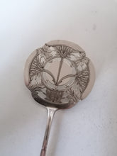 Charger l&#39;image dans la galerie, Ravissante pelle en argent massif de Jezler ajouré. Ciselée main.
