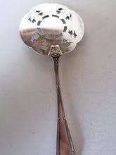 Charger l&#39;image dans la galerie, Ravissante pelle en argent massif de Jezler ajouré. Ciselée main.
