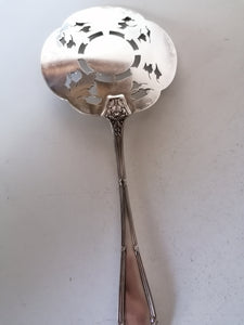 Ravissante pelle en argent massif de Jezler ajouré. Ciselée main.