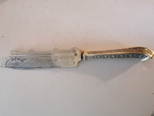Charger l&#39;image dans la galerie, Coûteau à gâteau manche en argent massif doré. Lame avec un peu d&#39;usure. 
