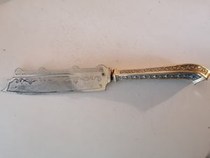 Coûteau à gâteau manche en argent massif doré. Lame avec un peu d'usure. 