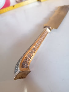 Coûteau à gâteau manche en argent massif doré. Lame avec un peu d'usure. 