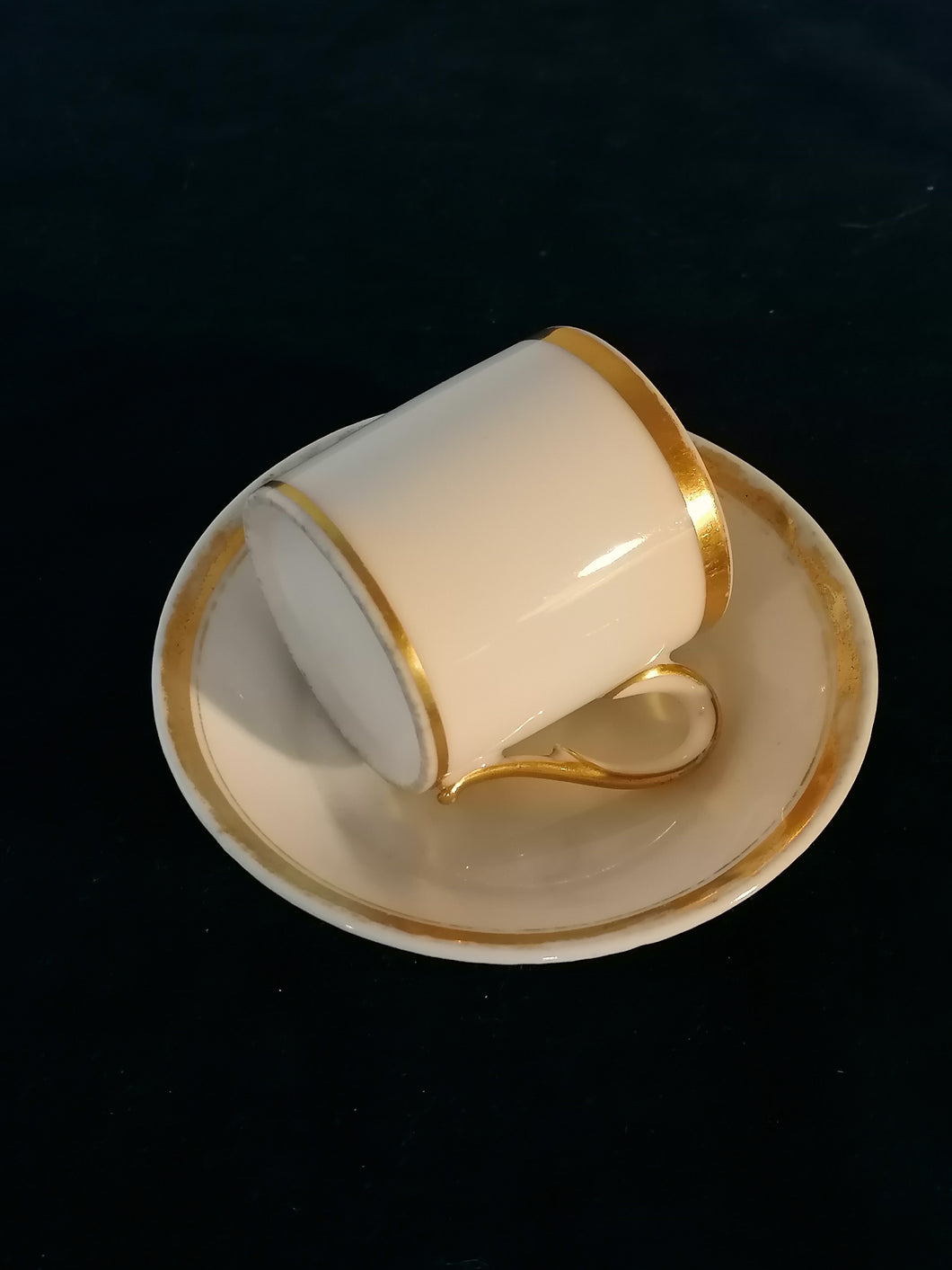 Tasse et sous tasse à café, porcelaine de paris, manufacture de la Courtille, décors or fin. 