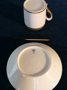 Tasse et sous tasse à café, porcelaine de paris, manufacture de la Courtille, décors or fin. 