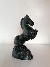 Charger l&#39;image dans la galerie, Cheval cabré en verre polie, couleurs noir. Belle qualité, provenance à identifier. 
