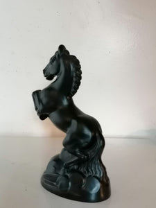 Cheval cabré en verre polie, couleurs noir. Belle qualité, provenance à identifier. 