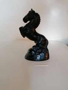 Cheval cabré en verre polie, couleurs noir. Belle qualité, provenance à identifier. 