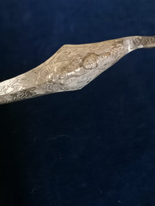 Cuillère à servir Thaïlande, en argent massif. Décors traditionnels, signé travail XXème